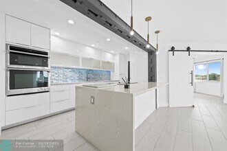 877 NE 195th St in Miami, FL - Building Photo - Building Photo