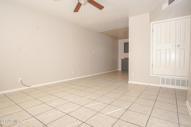 216 S Schutz Dr in El Paso, TX - Building Photo - Building Photo