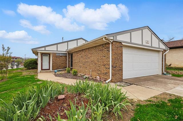 2207 Jamestown Ln in Carrollton, TX - Building Photo