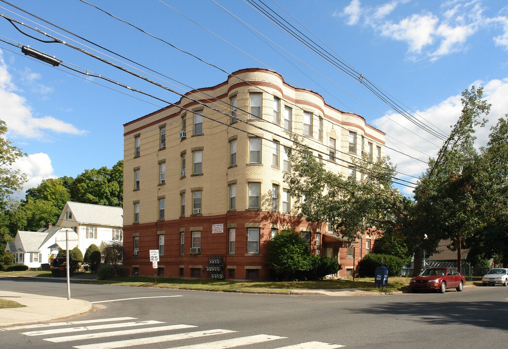 218 West St in Bristol, CT - Building Photo