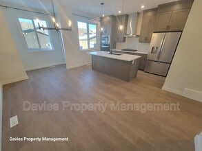 2222 Muckleplum Cres SW in Edmonton, AB - Building Photo - Building Photo