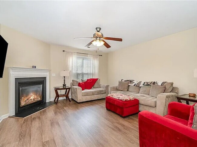 1214 Waterlyn Dr in Greensboro, NC - Building Photo - Building Photo
