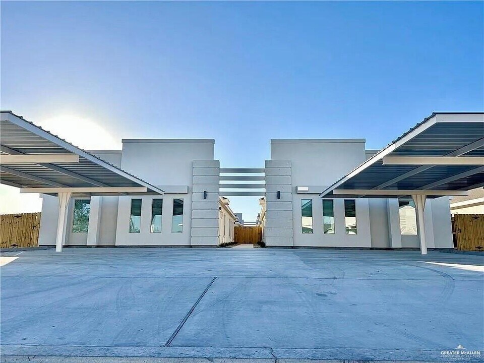 11 Lore Dr in Weslaco, TX - Building Photo