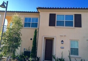 104 Rose Arch in Irvine, CA - Building Photo