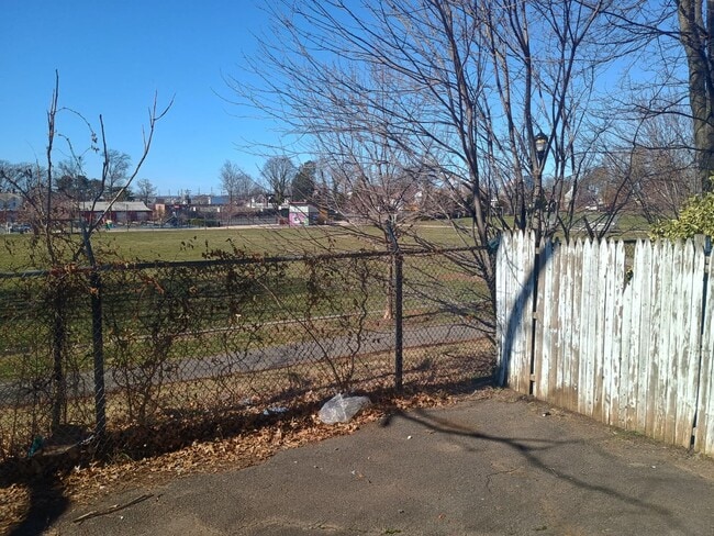 37 Reservoir Ave, Unit #2 in New Brunswick, NJ - Foto de edificio - Building Photo