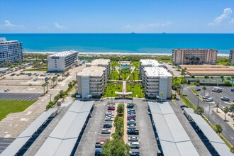 2020 N Atlantic Ave in Cocoa Beach, FL - Building Photo - Building Photo