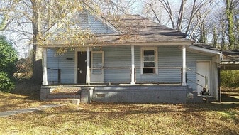 304 Holmes St in Laurens, SC - Building Photo