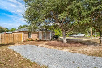 1705 Oak Dr in Gulf Breeze, FL - Building Photo - Building Photo