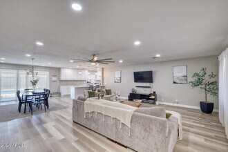 3305 S Holbrook Ln in Tempe, AZ - Building Photo - Building Photo