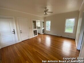 245 E Lullwood Ave in San Antonio, TX - Building Photo - Building Photo
