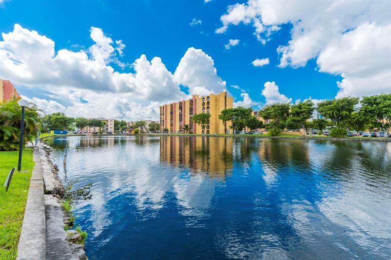 4707 NW 7th St in Miami, FL - Building Photo