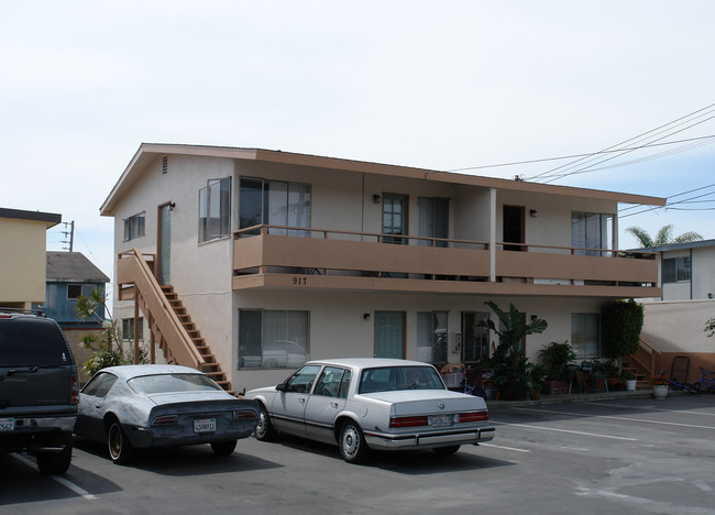 913 W 19th St in Costa Mesa, CA - Foto de edificio - Building Photo