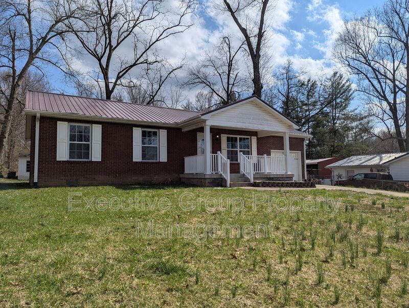 398 Pinewood Dr in Radcliff, KY - Building Photo