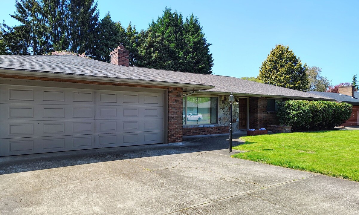 2015 J St NE in Auburn, WA - Building Photo