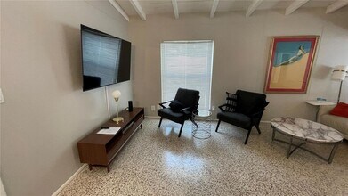 2832 Bay St, Unit 301 in Sarasota, FL - Building Photo - Building Photo