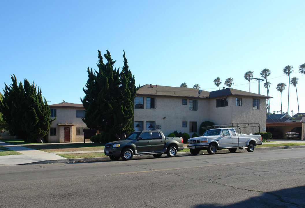 111 S B St in Oxnard, CA - Building Photo