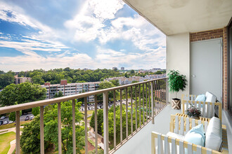 London Park Towers Apartments in Alexandria, VA - Foto de edificio - Building Photo