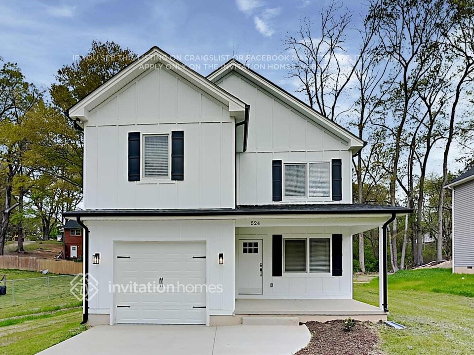 524 W Main St in Lincolnton, NC - Foto de edificio