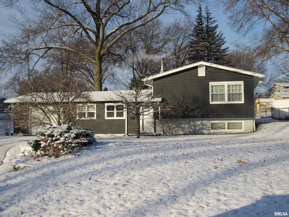 1526 Monterey Ct in Bettendorf, IA - Foto de edificio