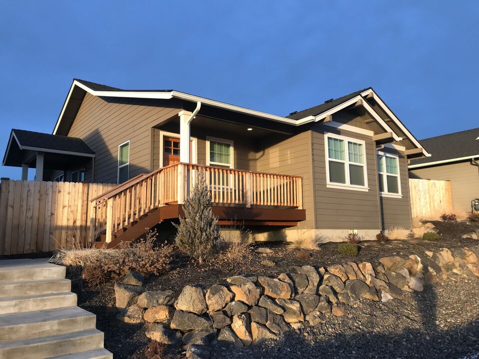 3393 W Antler Ave in Redmond, OR - Foto de edificio