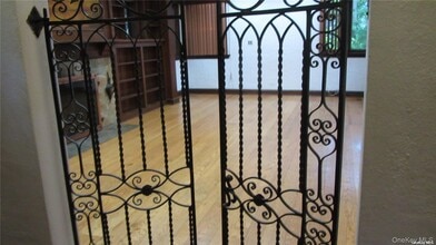 100 Hicks Ln in Great Neck, NY - Building Photo - Building Photo