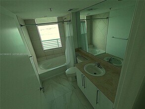 335 S Biscayne Blvd, Unit 1712 in Miami, FL - Foto de edificio - Building Photo