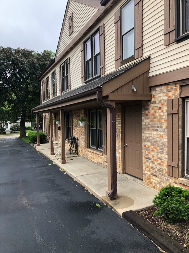 131 Newberry Ave-Unit -2S in Libertyville, IL - Building Photo - Building Photo