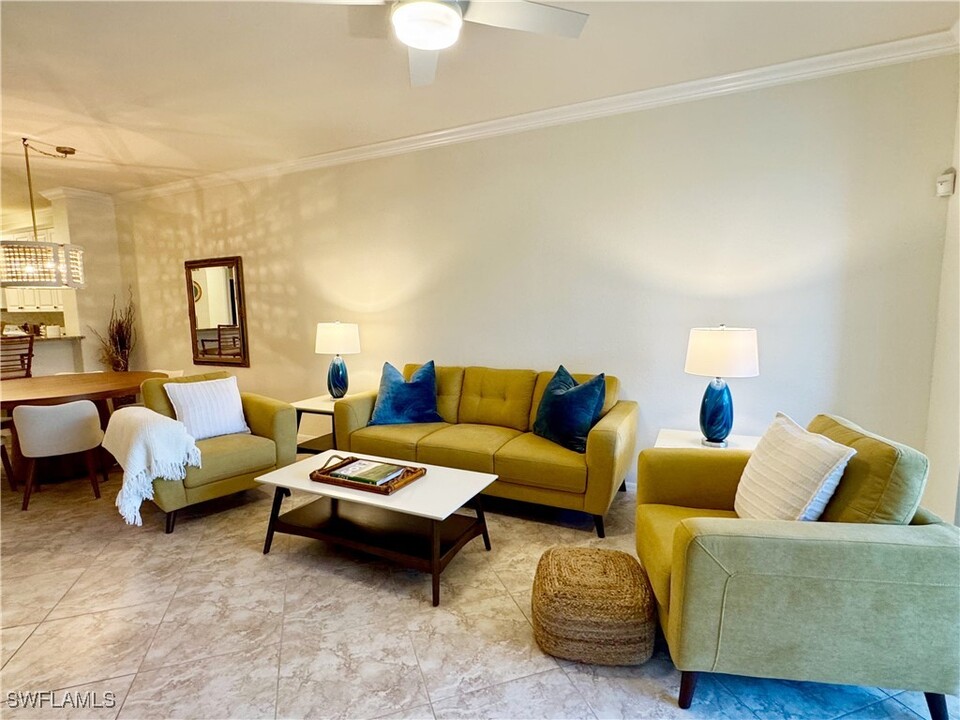 4884 Hampshire Ct in Naples, FL - Building Photo