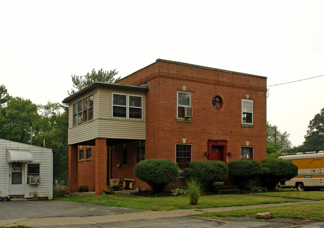 1076 Youngstown Rd SE in Warren, OH - Building Photo - Building Photo