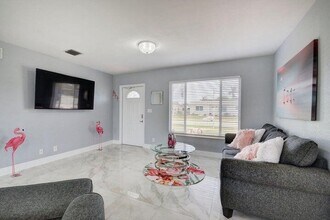 1415 Crest Dr in Lake Worth Beach, FL - Foto de edificio - Building Photo