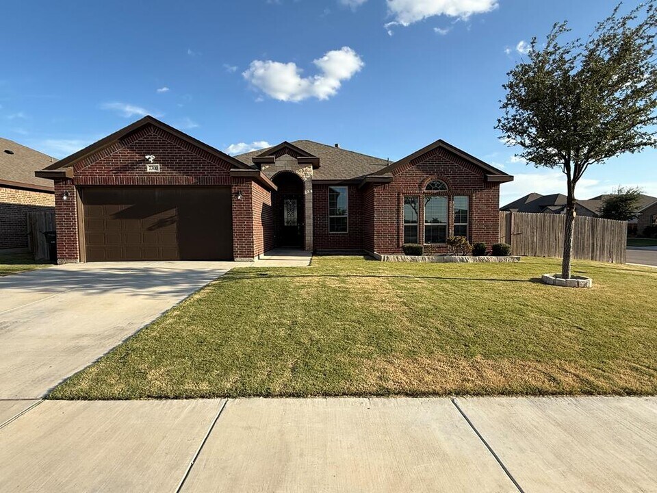 7300 La Escolara Ranch Rd in Odessa, TX - Building Photo