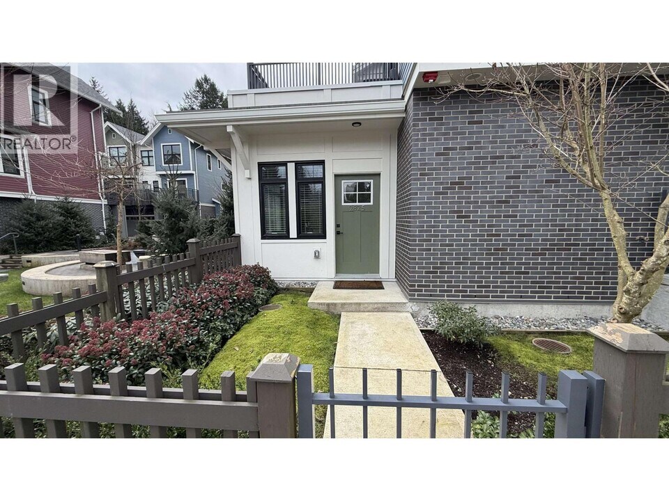 2825 St George St in Port Moody, BC - Building Photo