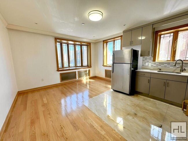 172 STREET, Unit 1 in Queens, NY - Building Photo - Building Photo