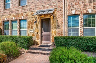 5707 Headquarters Dr in Plano, TX - Foto de edificio - Building Photo