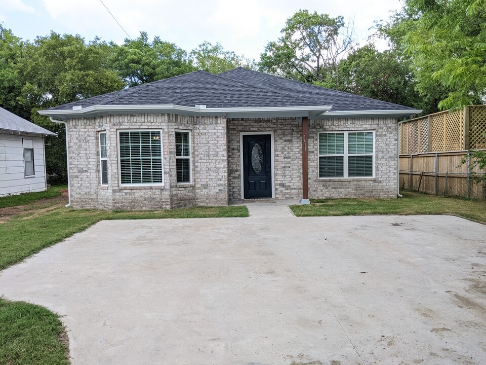 1411 S Walnut St in Sherman, TX - Building Photo
