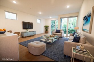 2000 N Beachwood Dr in Los Angeles, CA - Building Photo - Building Photo