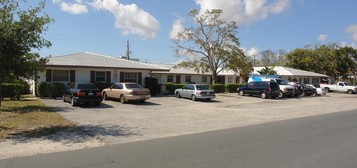 700 NE 1st St in Pompano Beach, FL - Building Photo