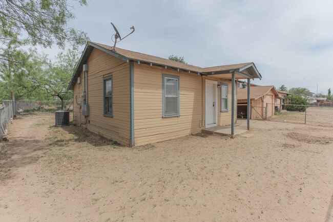 1305 State St in Big Spring, TX - Building Photo - Building Photo