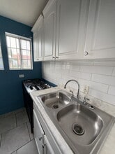 652 W 97th St in Los Angeles, CA - Foto de edificio - Building Photo