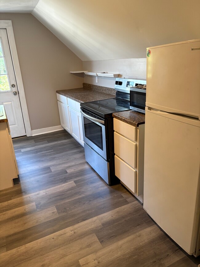 46 Davis Ave, Unit 3RD Floor