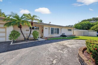 1570 NE 30th Pl in Oakland Park, FL - Building Photo - Building Photo