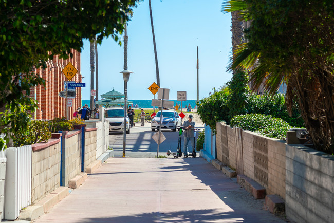 31 Breeze Ave in Venice, CA - Building Photo - Building Photo