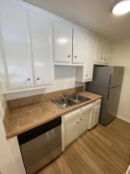 225 Montana Ave in Santa Monica, CA - Building Photo