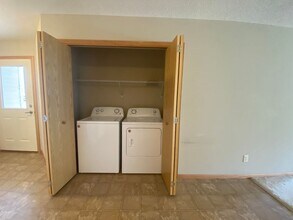 1611 Gunston Dr in New Richmond, WI - Building Photo - Building Photo