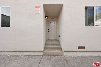 5912 S Flower St in Los Angeles, CA - Building Photo - Building Photo