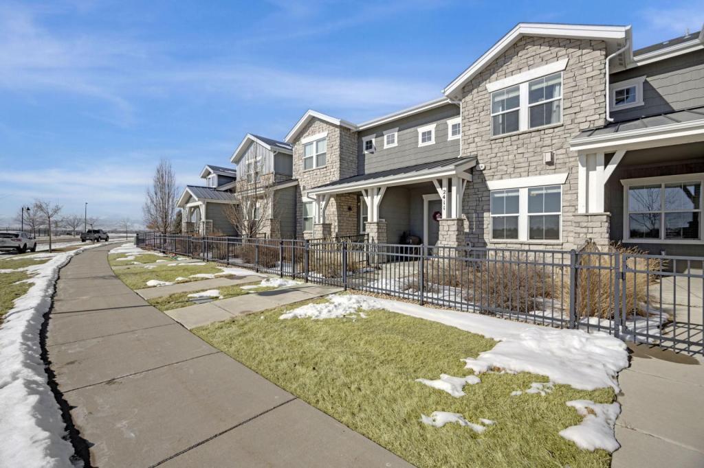 2411 Trio Falls Dr in Loveland, CO - Building Photo