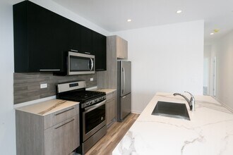 2535 W Fullerton Ave in Chicago, IL - Building Photo - Building Photo