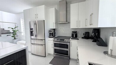 1392 Canary Island Dr in Weston, FL - Foto de edificio - Building Photo