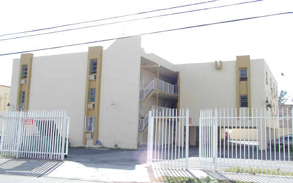 652 NW 3rd St in Miami, FL - Foto de edificio - Building Photo