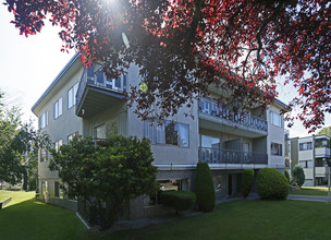 Crystal Court in Vancouver, BC - Building Photo - Building Photo